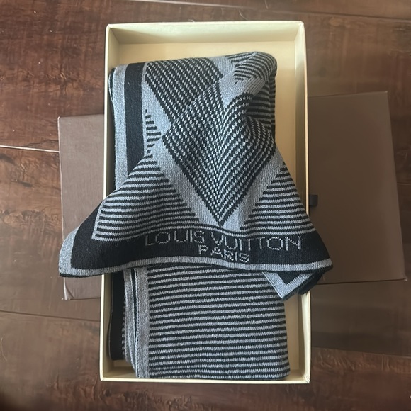 Louis Vuitton Scarf - Picture 2 of 4